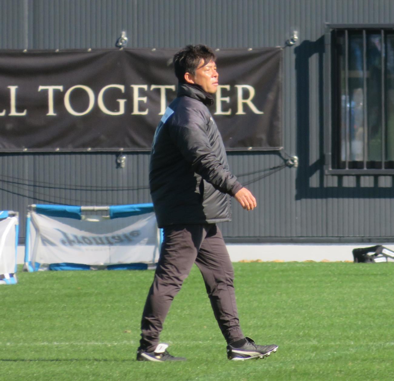 浦和戦に向けて調整する川崎フロンターレ鬼木達監督（撮影・佐藤成）