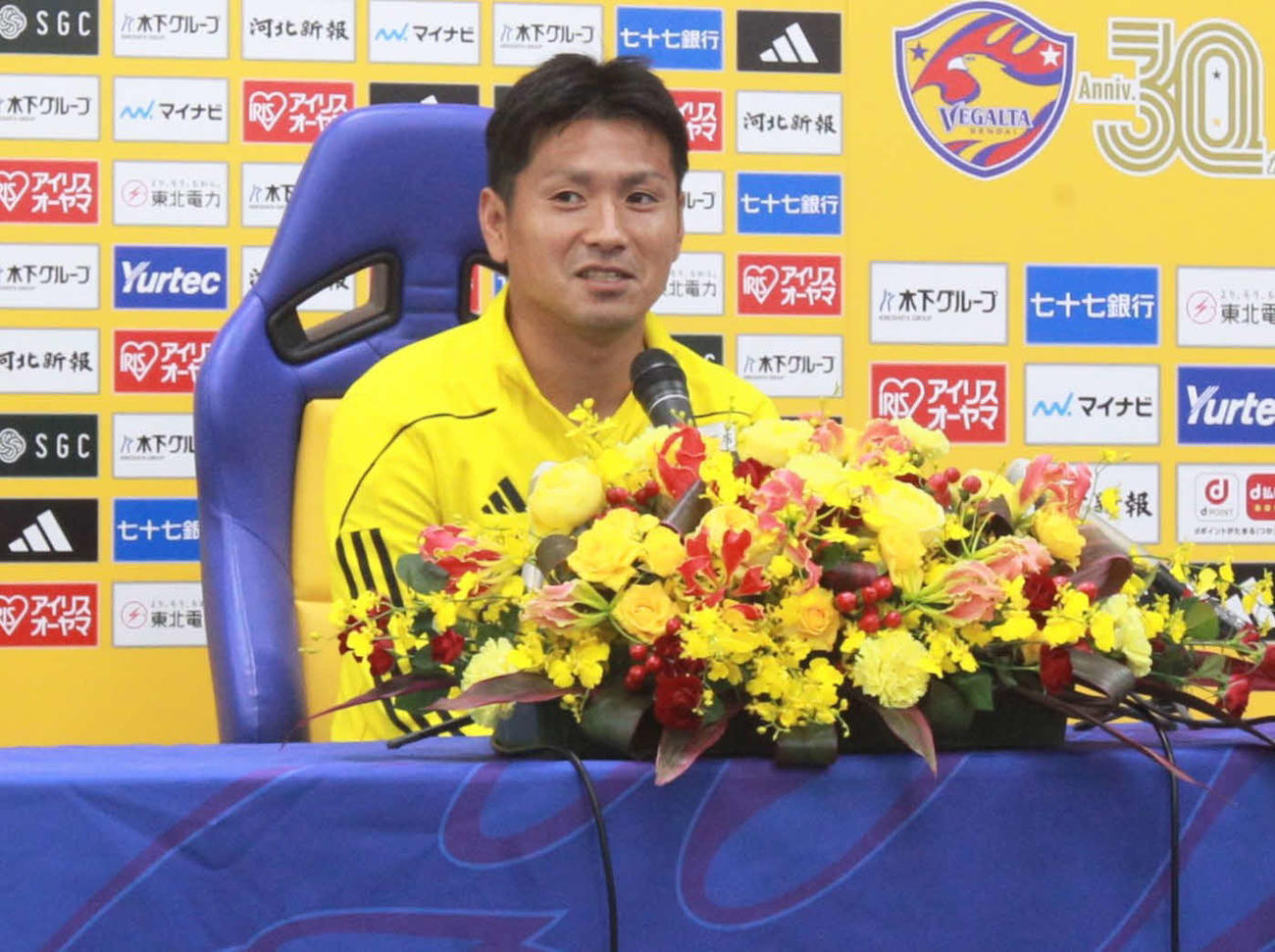 会見で思いを語る仙台MF遠藤（撮影・高橋香奈）