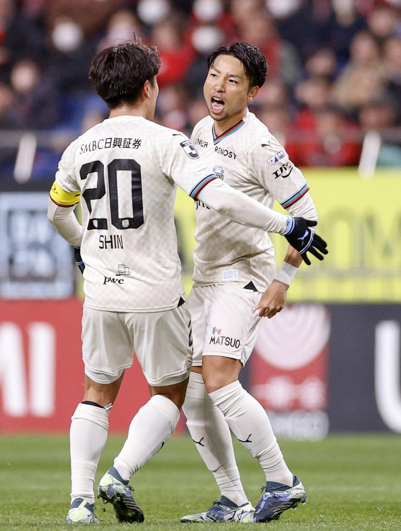 浦和対川崎　後半、ゴールを決め、喜ぶ川崎・小林（右）（共同）