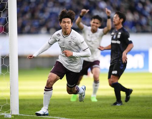 先制ゴールを決め、駆け出す神戸宮代(共同)