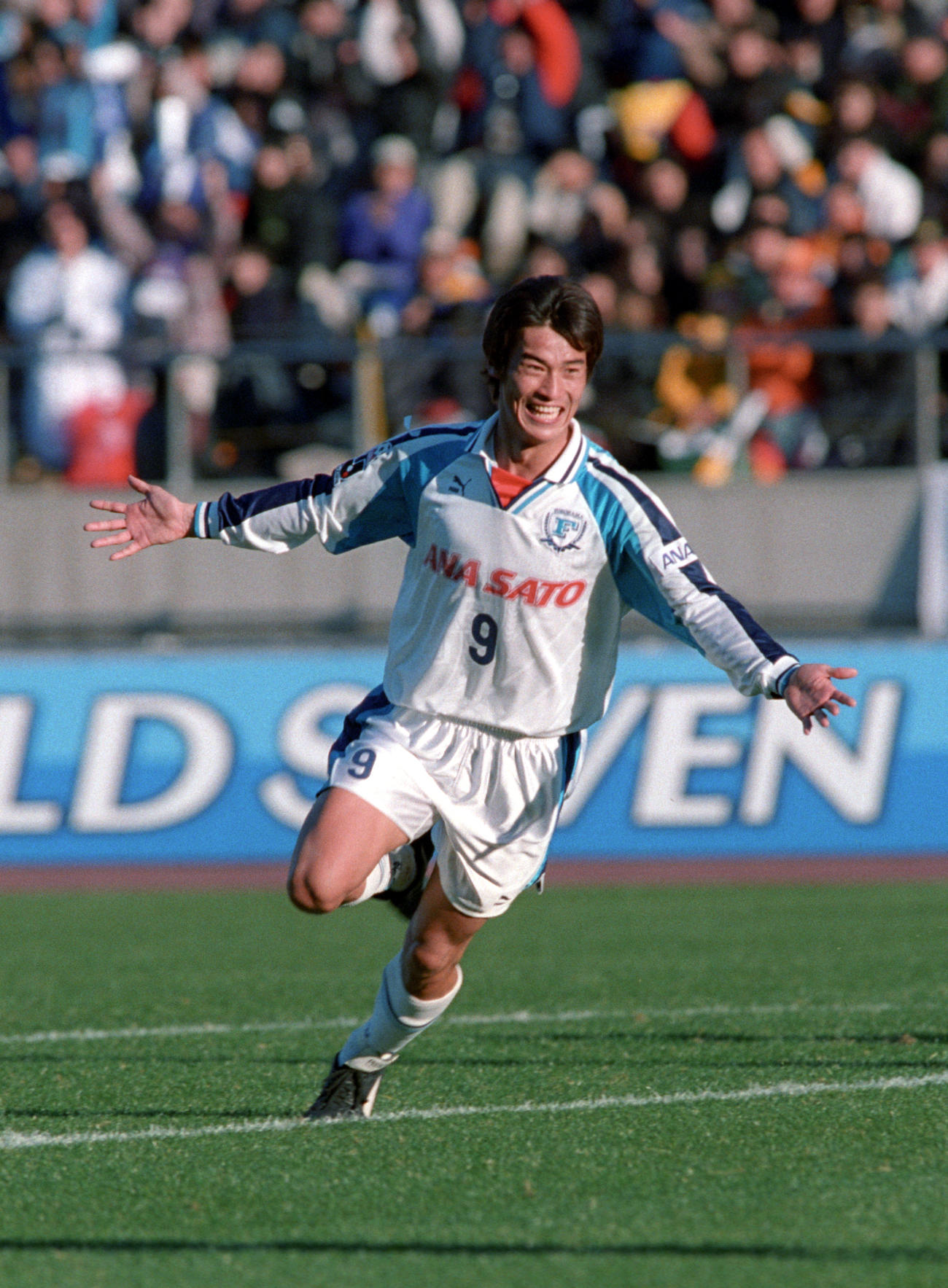 1999年1月1日　第78回天皇杯・決勝戦　後半28分、決勝点のゴールを決めた横浜F・FW吉田孝行は大喜び
