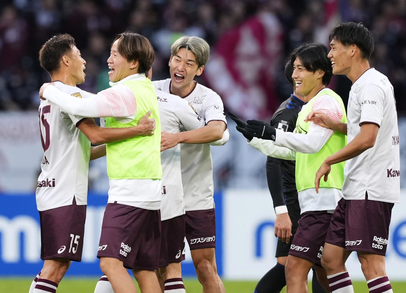G大阪に競り勝ち優勝を果たし、喜ぶ大迫（中央）ら神戸の選手たち（共同）