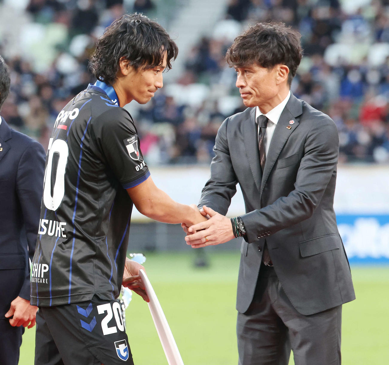 G大阪対神戸　天皇杯準優勝のG大阪中谷（左）は日本サッカー協会宮本会長と握手する（撮影・宮地輝）
