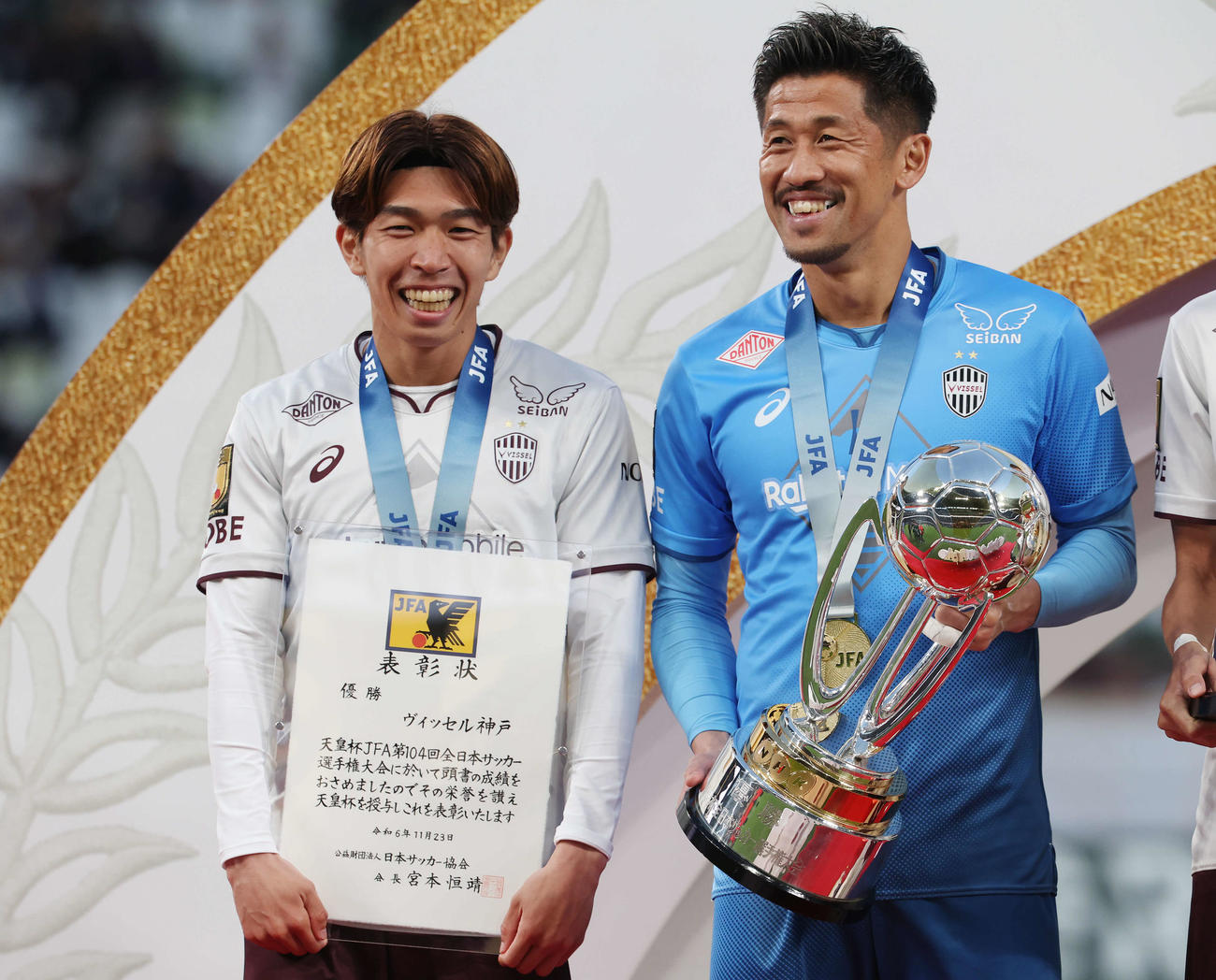 G大阪対神戸　天皇杯優勝し笑顔を見せる神戸宮代（左）とGK新井（撮影・宮地輝）