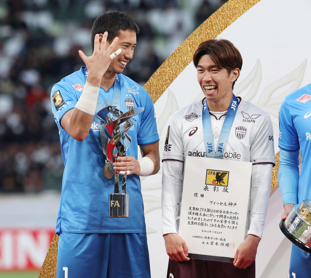 G大阪対神戸　天皇杯優勝し笑顔を見せる神戸GK前川（左）と宮代（撮影・宮地輝）