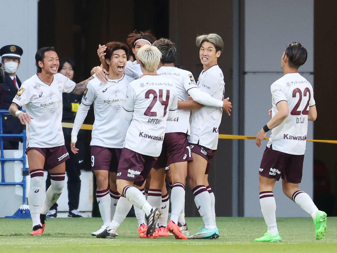 G大阪対神戸　後半、ゴールを決めチームメートと喜ぶ神戸宮代（左から2人目）（撮影・宮地輝）