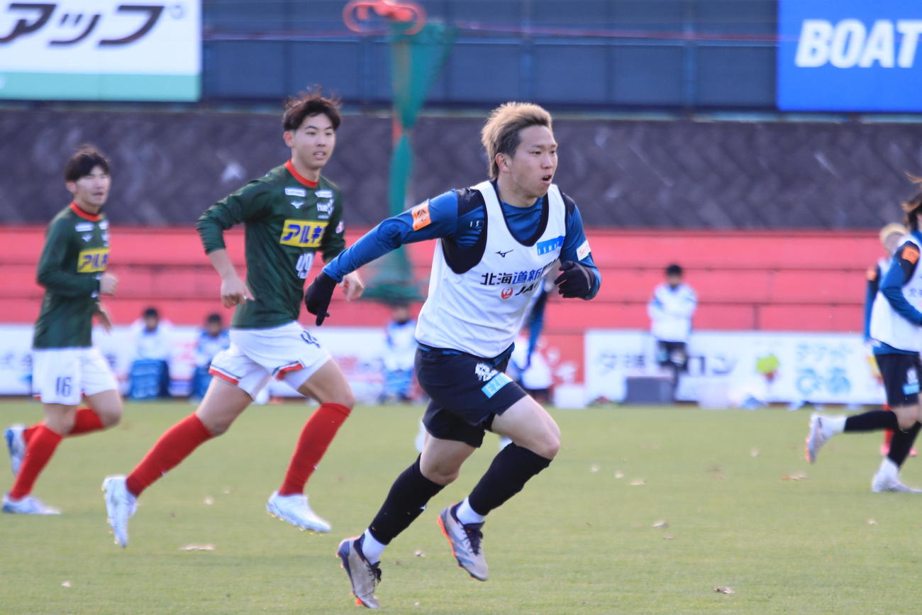 北海道教大岩見沢との練習試合でプレーする札幌浅野（手前）（撮影・保坂果那）