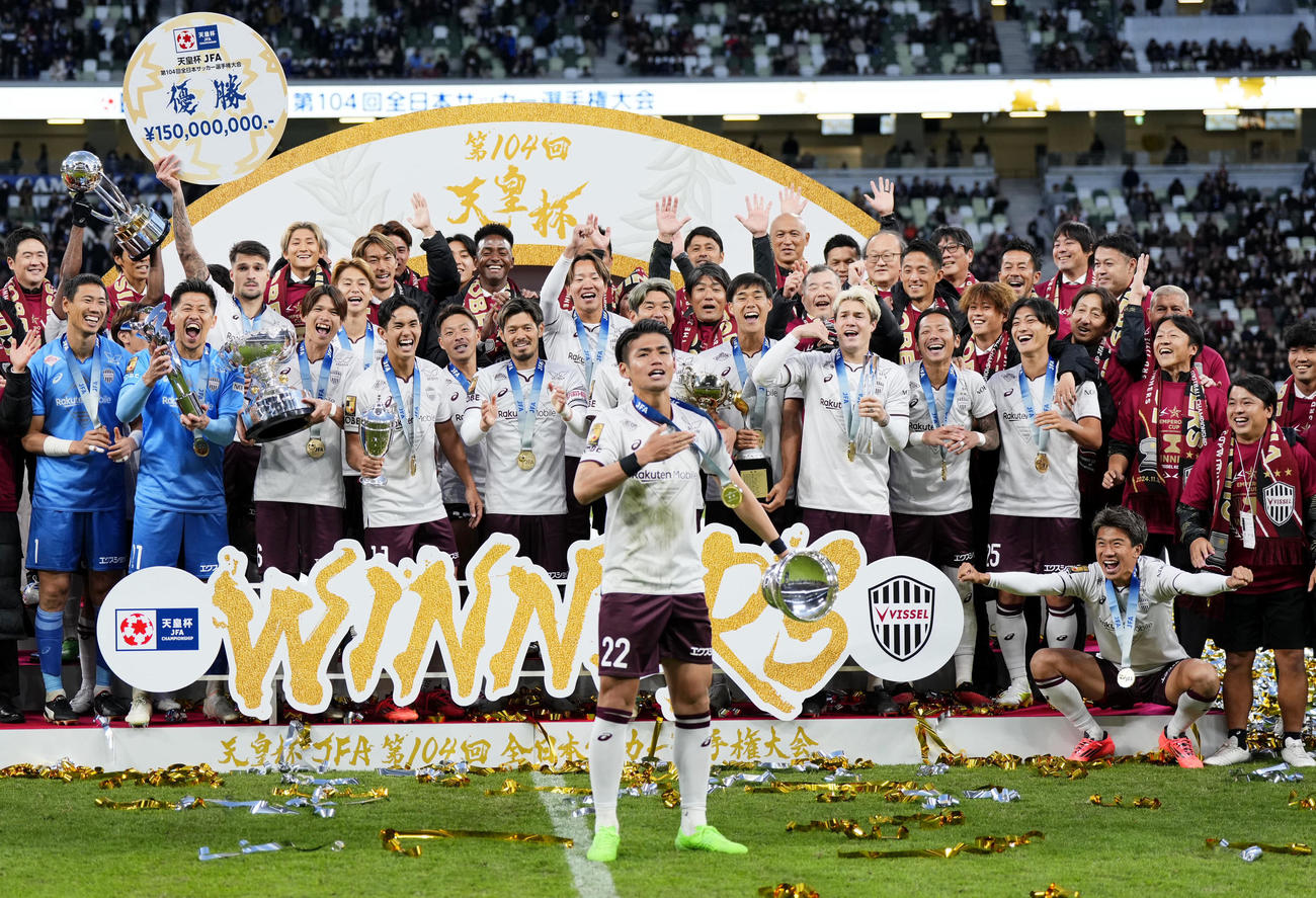 G大阪に競り勝ち優勝を果たし、大喜びの佐々木（手前）と神戸の選手ら（共同）