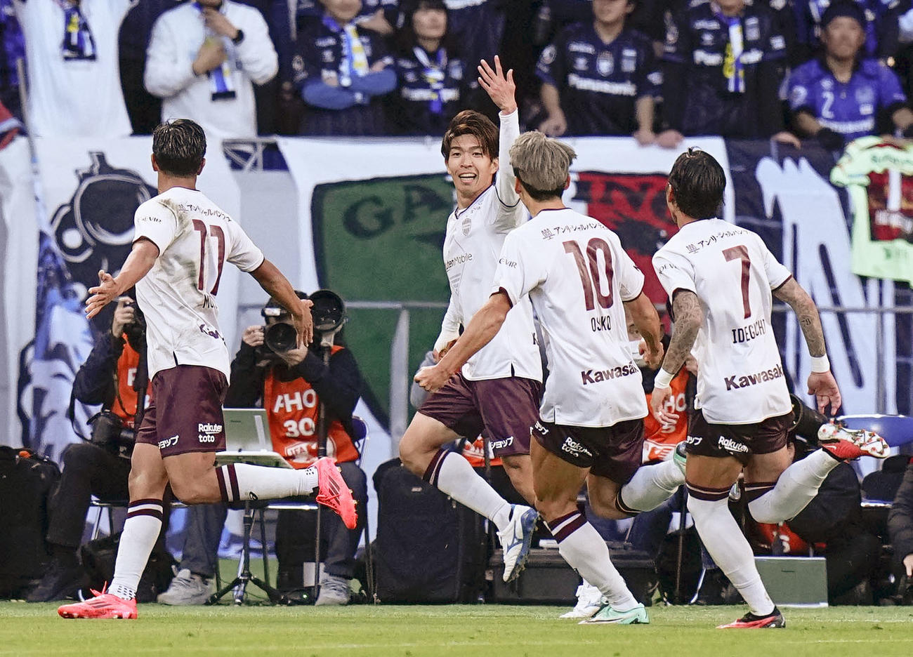 先制ゴールを決め、駆け出す神戸宮代（左から2人目）（共同）