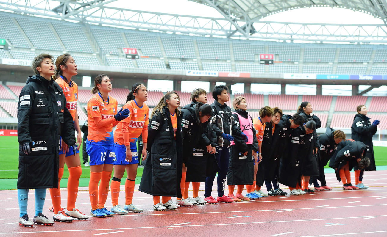 新潟L対三菱重工浦和　試合後、サポーターにあいさつする新潟レディースの選手たち