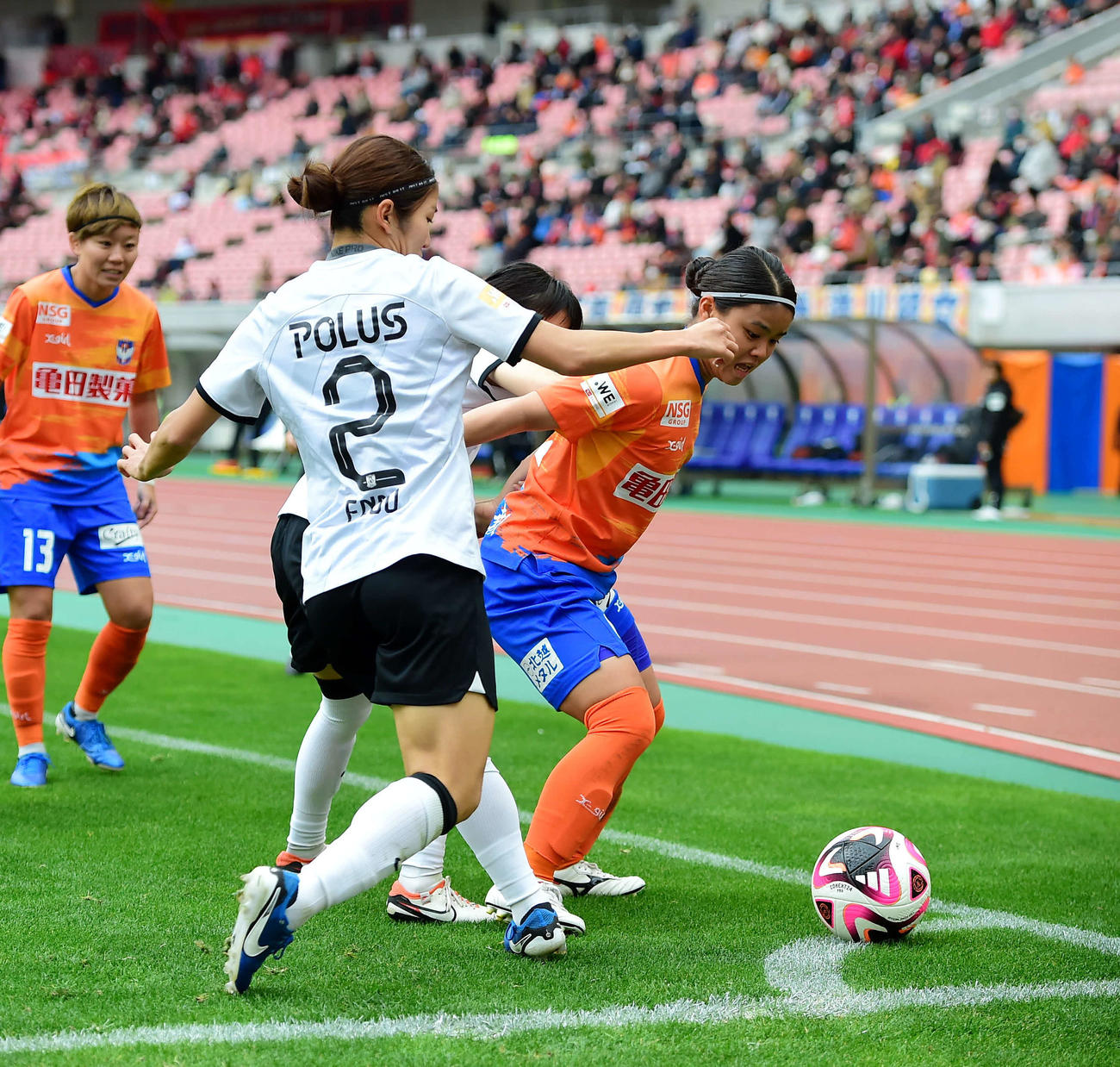 新潟L対三菱重工浦和　後半、コーナー付近で競り合う新潟レディース山本（右）（撮影・大島享也）