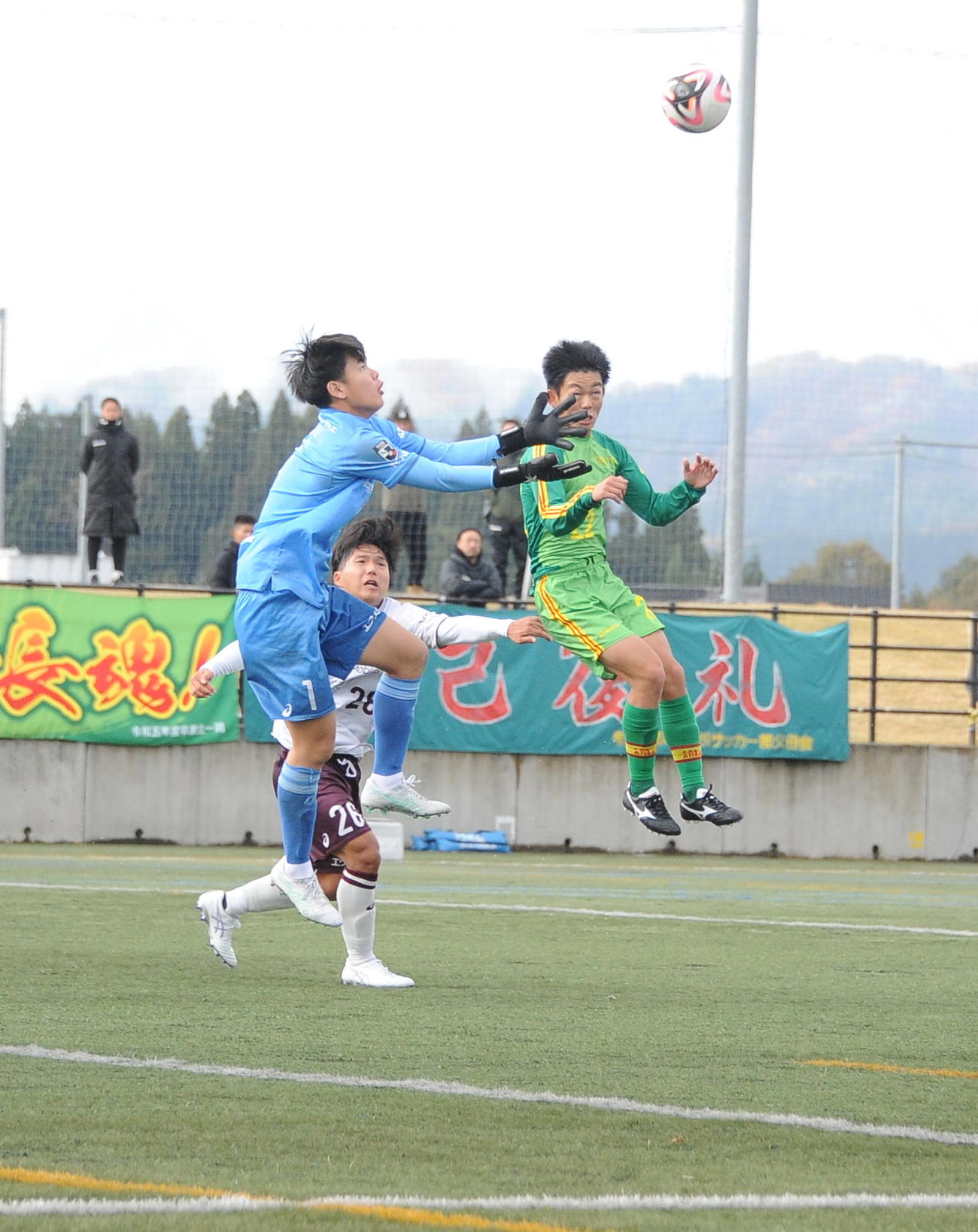 ヘディングシュートを狙う帝京長岡・吉原（右）（撮影・小林忠）