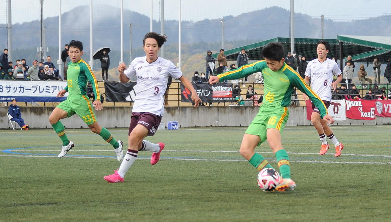 左足でシュートを放つ帝京長岡・秋山（手前右）（撮影・小林忠）