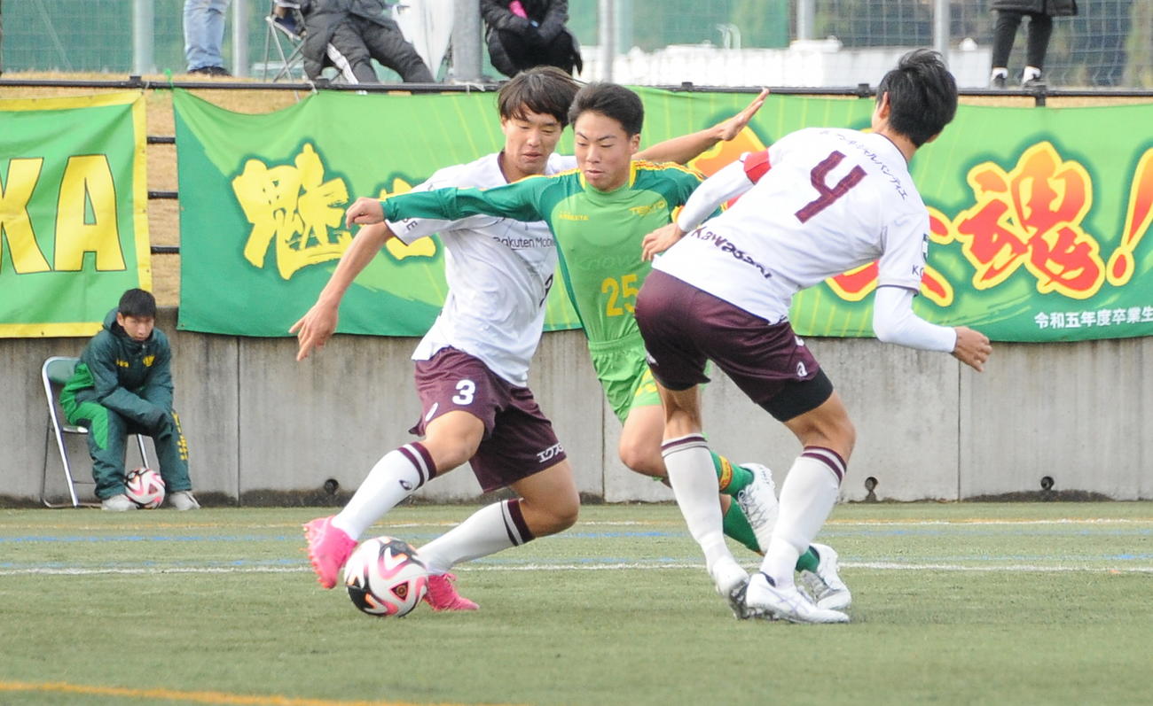 ドリブルで相手2人の間をすり抜ける帝京長岡・和食（中央）（撮影・小林忠）
