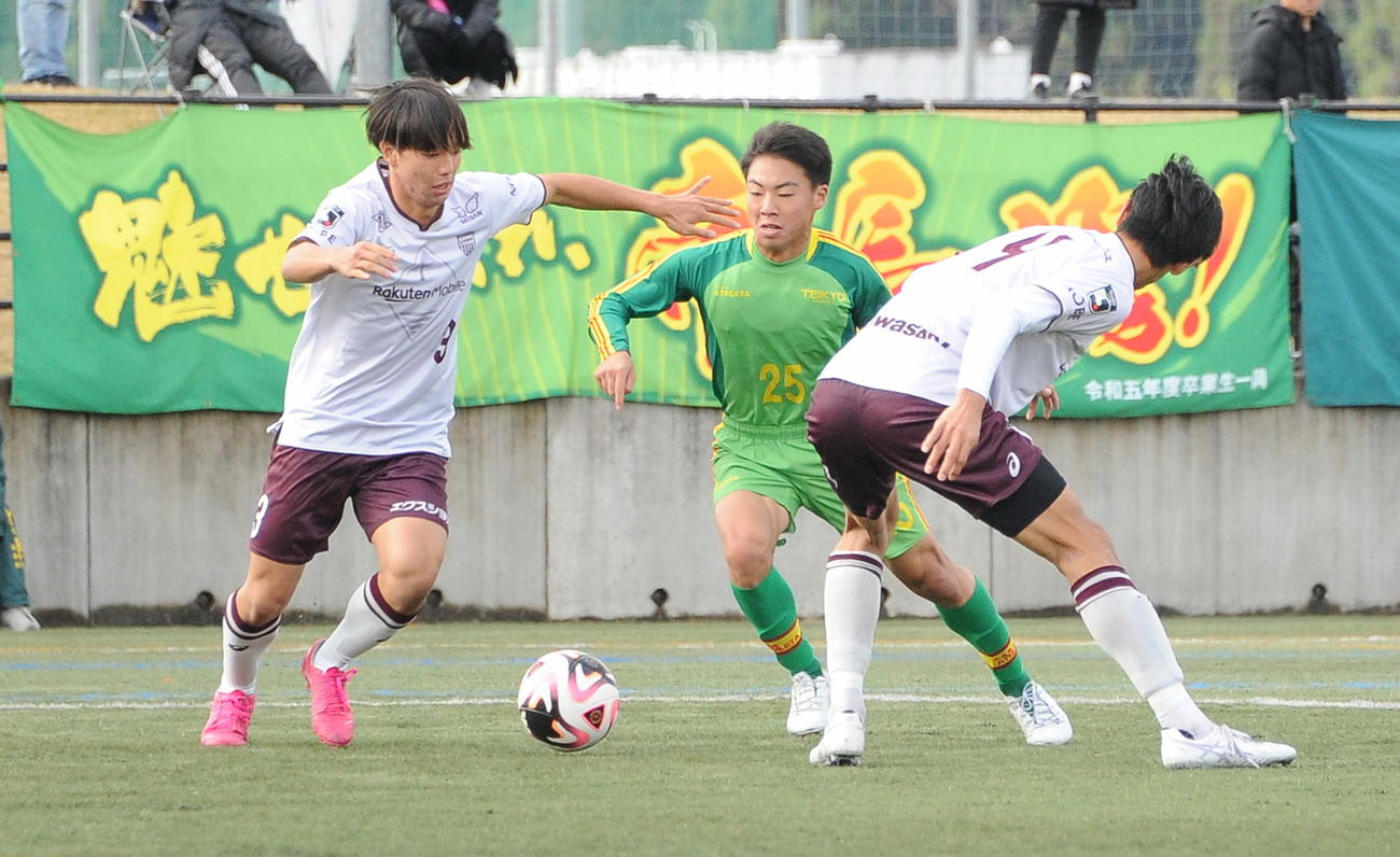 ドリブルで相手2人の間をすり抜ける帝京長岡・和食（中央）（撮影・小林忠）