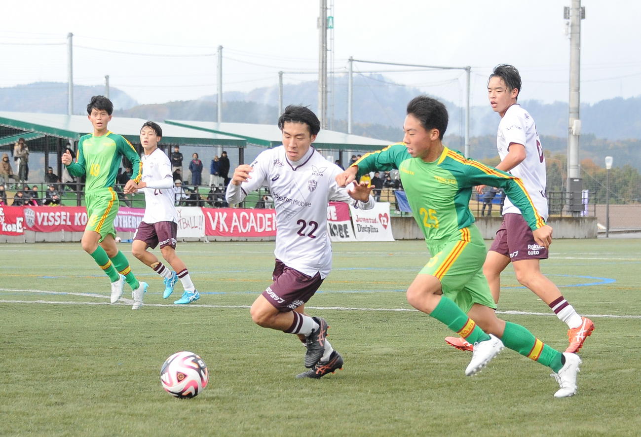 左サイドでドリブルを仕掛ける帝京長岡・和食（手前右）（撮影・小林忠）