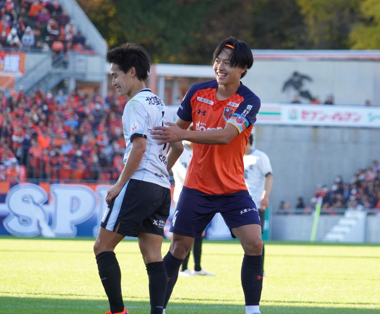 J3最終節大宮－富山戦の臨んだ富山MF瀬良俊太（左）と大宮DF市原吏音（撮影・佐藤成）
