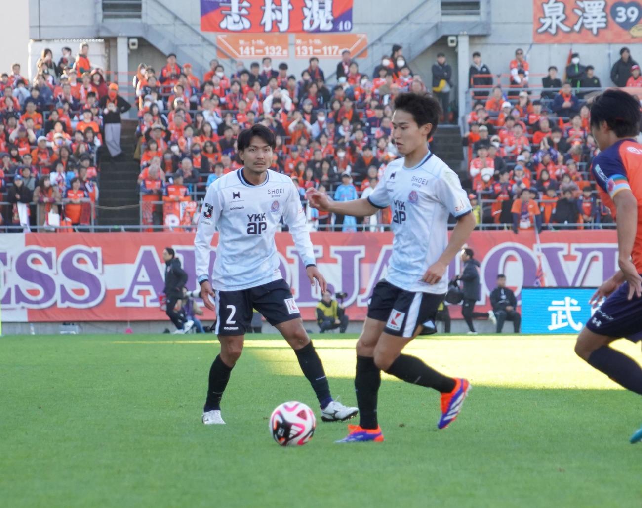 大宮対富山　大宮戦でプレーする富山DF脇本晃成（左）とMF瀬良俊太（撮影・佐藤成）