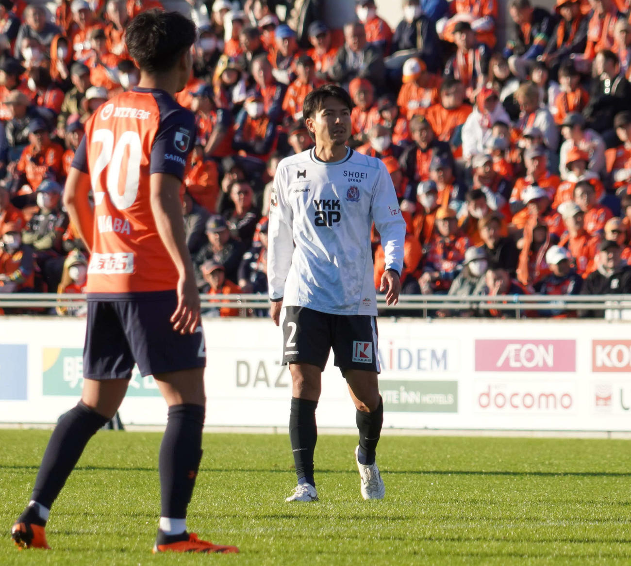 大宮対富山　大宮戦でプレーする富山DF脇本晃成（右）（撮影・佐藤成）