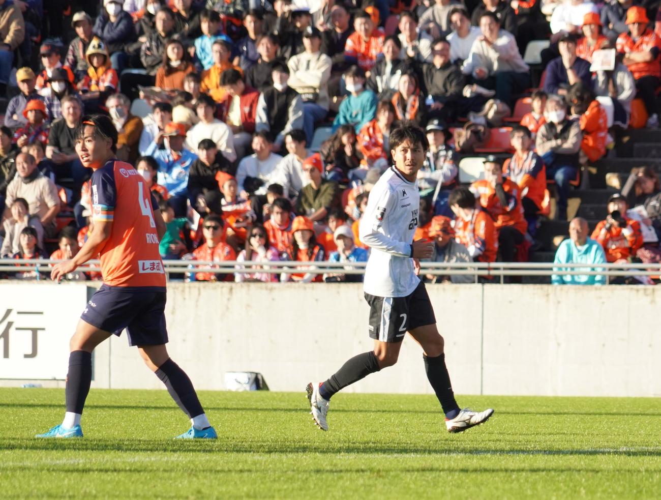 大宮対富山　大宮戦でプレーする富山DF脇本晃成（右）（撮影・佐藤成）
