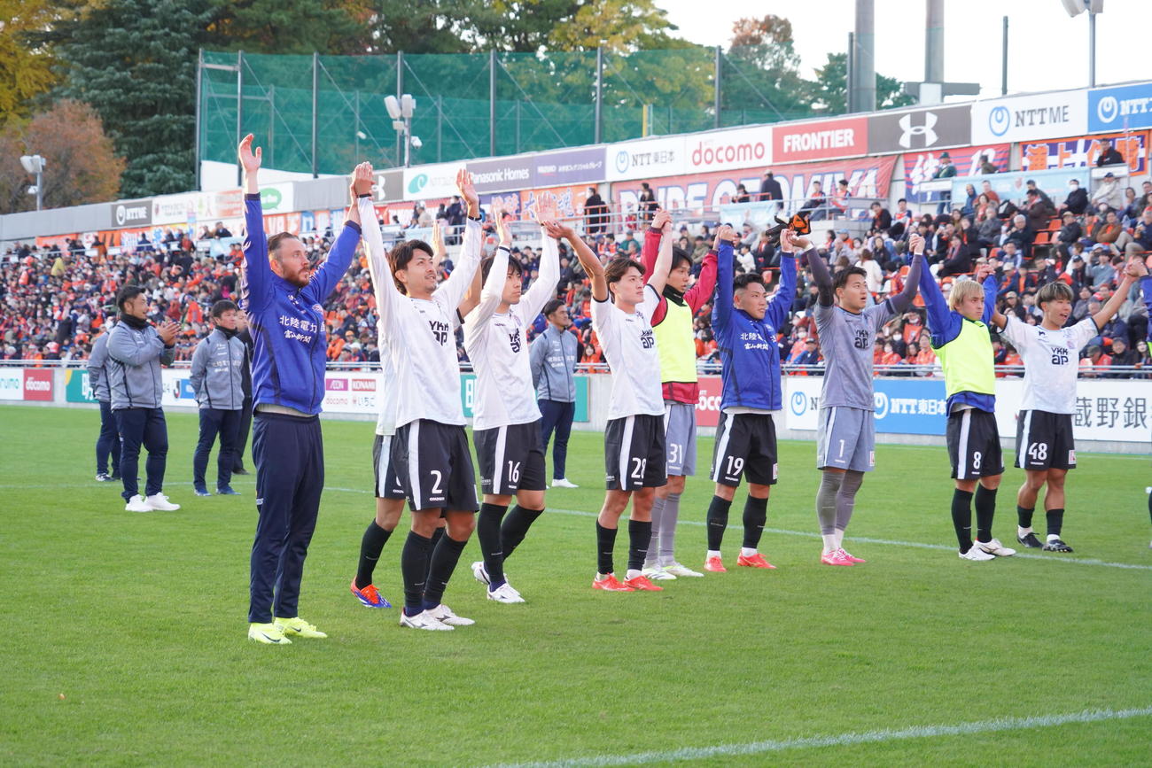 大宮対富山　試合後、富山サポーターにあいさつする富山イレブン（撮影・佐藤成）