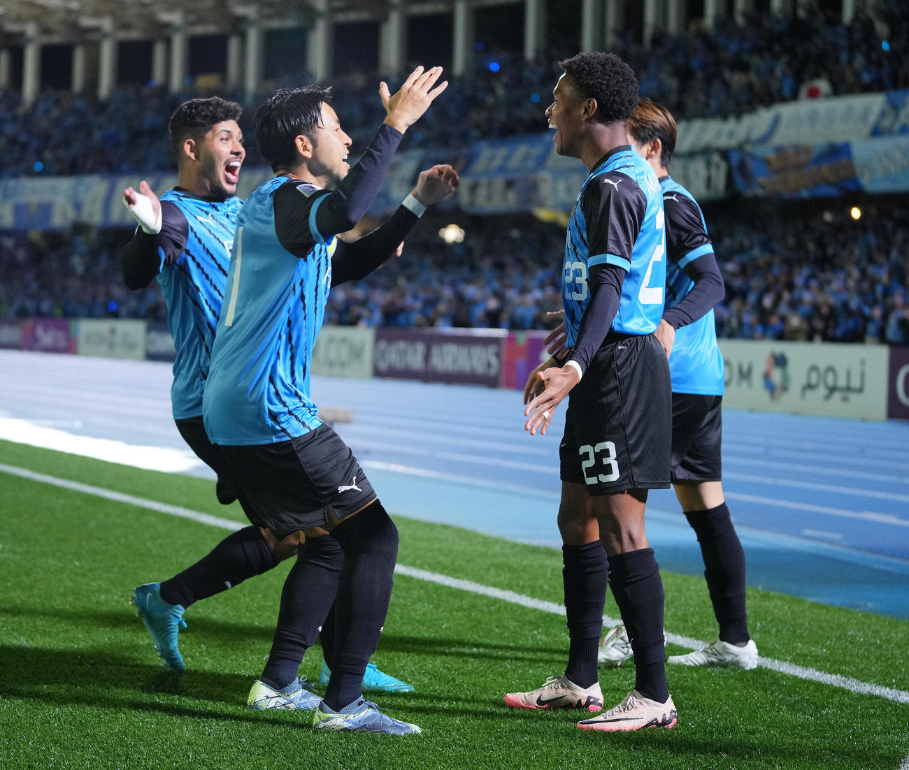 川崎F対山東泰山　前半、先制ゴールを決めチームメートと喜び合う川崎Fマルシーニョ（右）（撮影・垰建太）