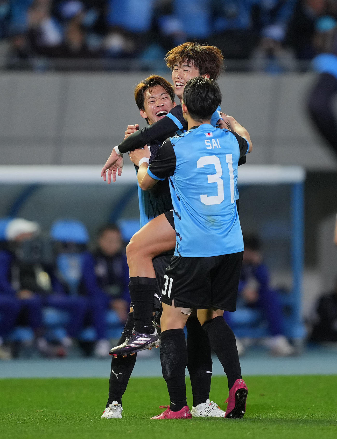川崎F対山東泰山　前半、FKから直接ゴールを決めチームメートと喜び合う川崎F山本（中央）（撮影・垰建太）