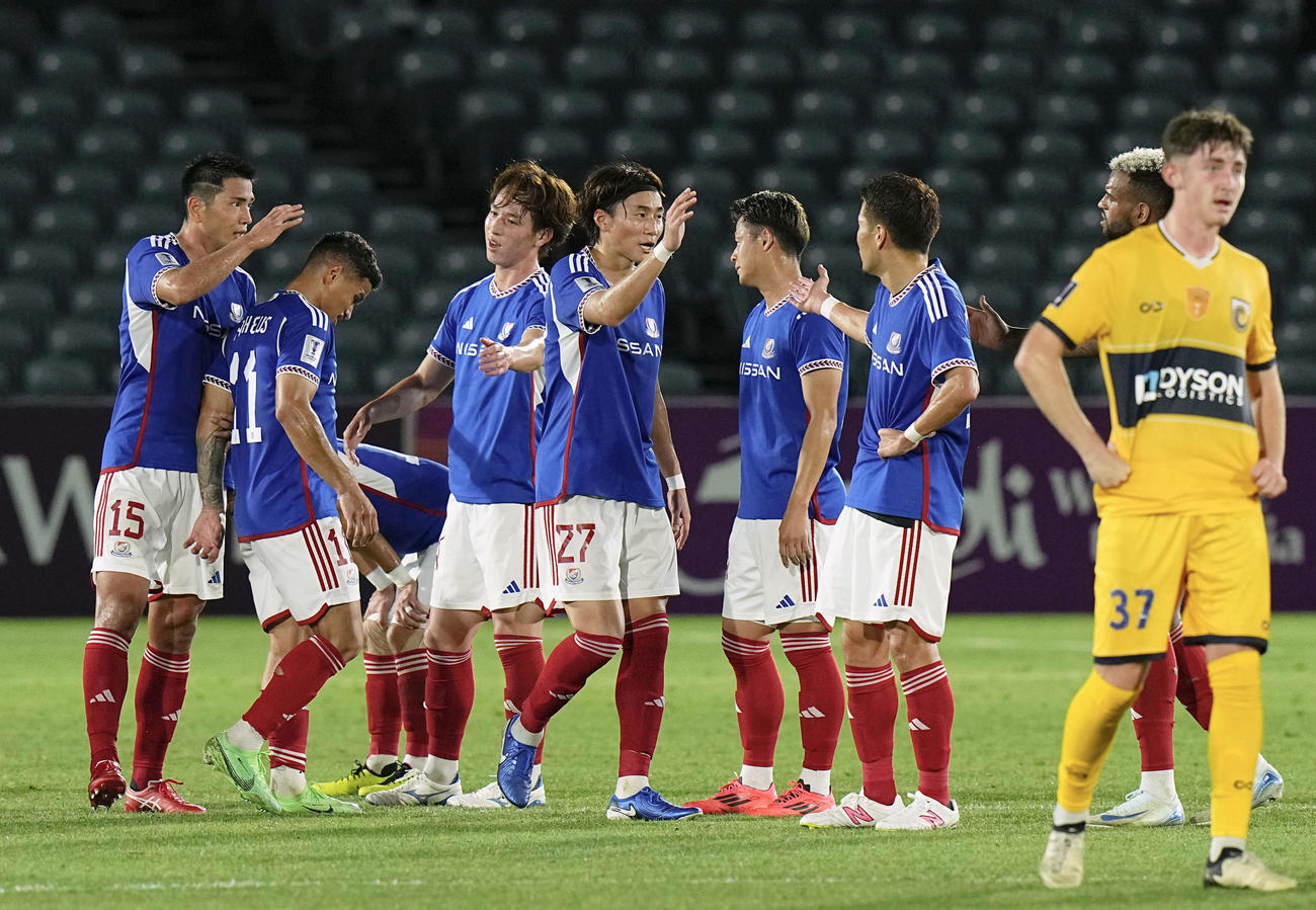セントラルコーストに快勝し、喜ぶ横浜イレブン（共同）