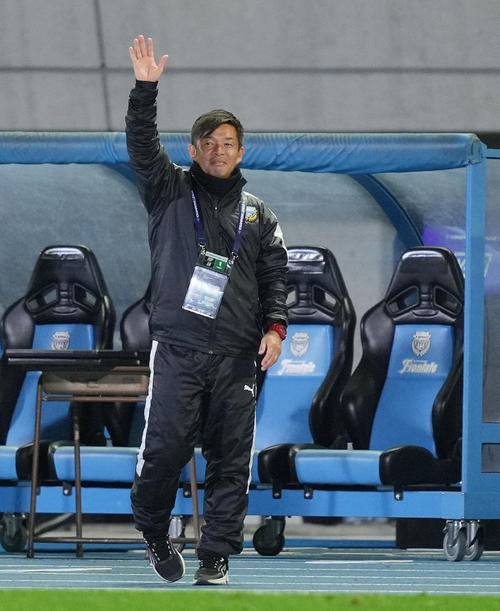 川崎F対山東泰山　勝利しサポーターの声援に応える川崎F鬼木監督（撮影・垰建太）