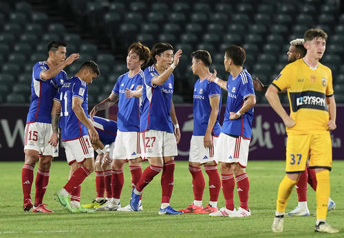 セントラルコーストに快勝し、喜ぶ横浜イレブン（共同）