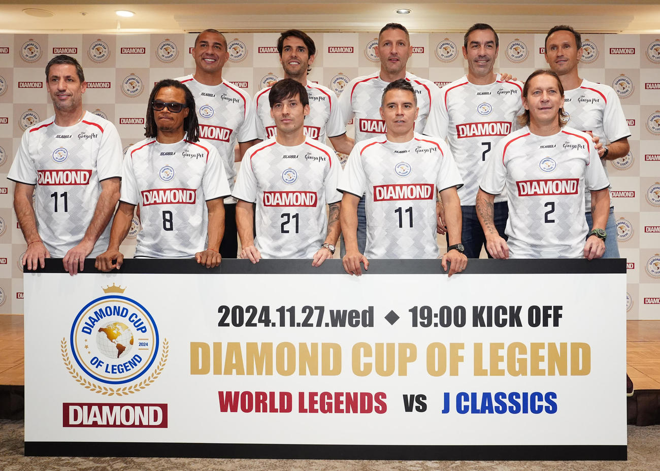 「DIAMOND CUP OF LEGEND」記者会見で写真に納まる、前列左からカプデビラ氏、ダーヴィッツ氏、シルバ氏、サビオラ氏、サルガド氏、後列左からトレゼゲ氏、カカ氏、マテラッツィ氏、ピレス氏、カルヴァーリョ氏（撮影・江口和貴）