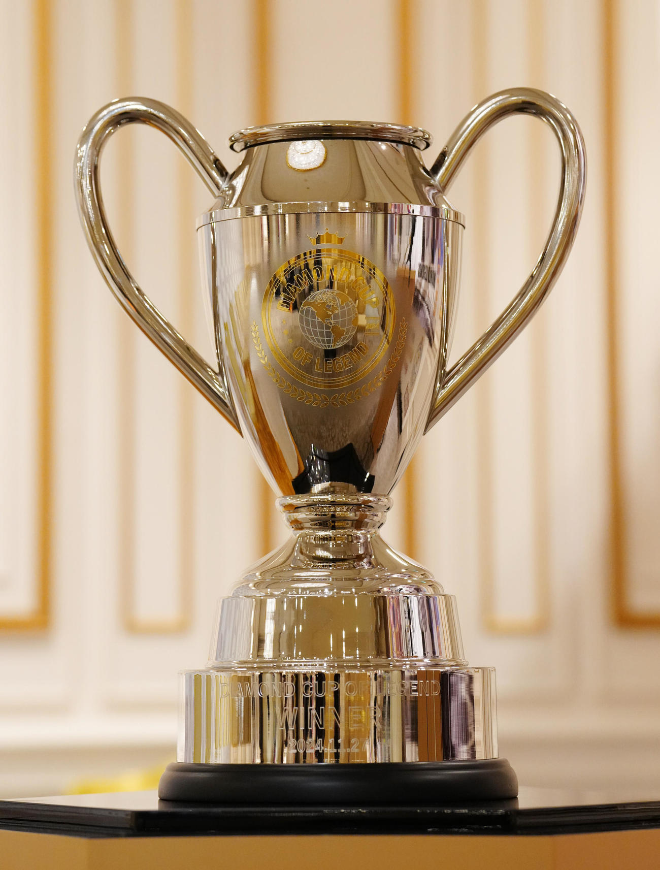 「DIAMOND CUP OF LEGEND」の記者会見場に展示される優勝トロフィー（撮影・江口和貴）