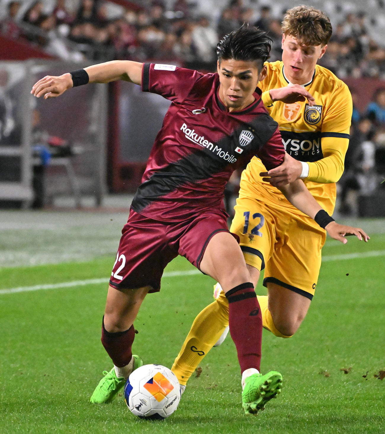 神戸対セントラルコースト　前半、攻め込む神戸佐々木（左）（撮影・石井愛子）
