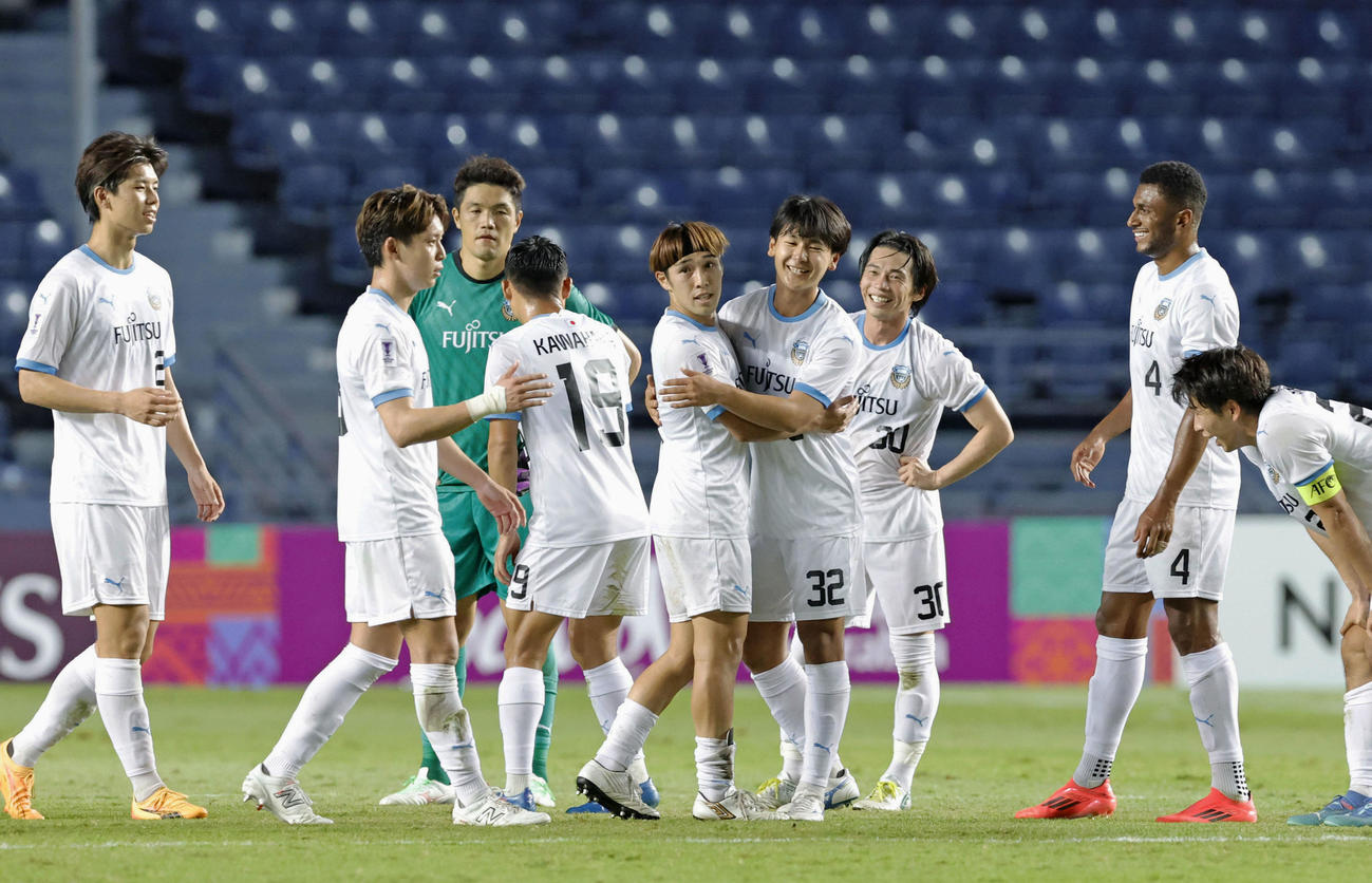 ブリラムに快勝し、喜ぶ神田（右から4人目）ら川崎イレブン＝ブリラム（共同）