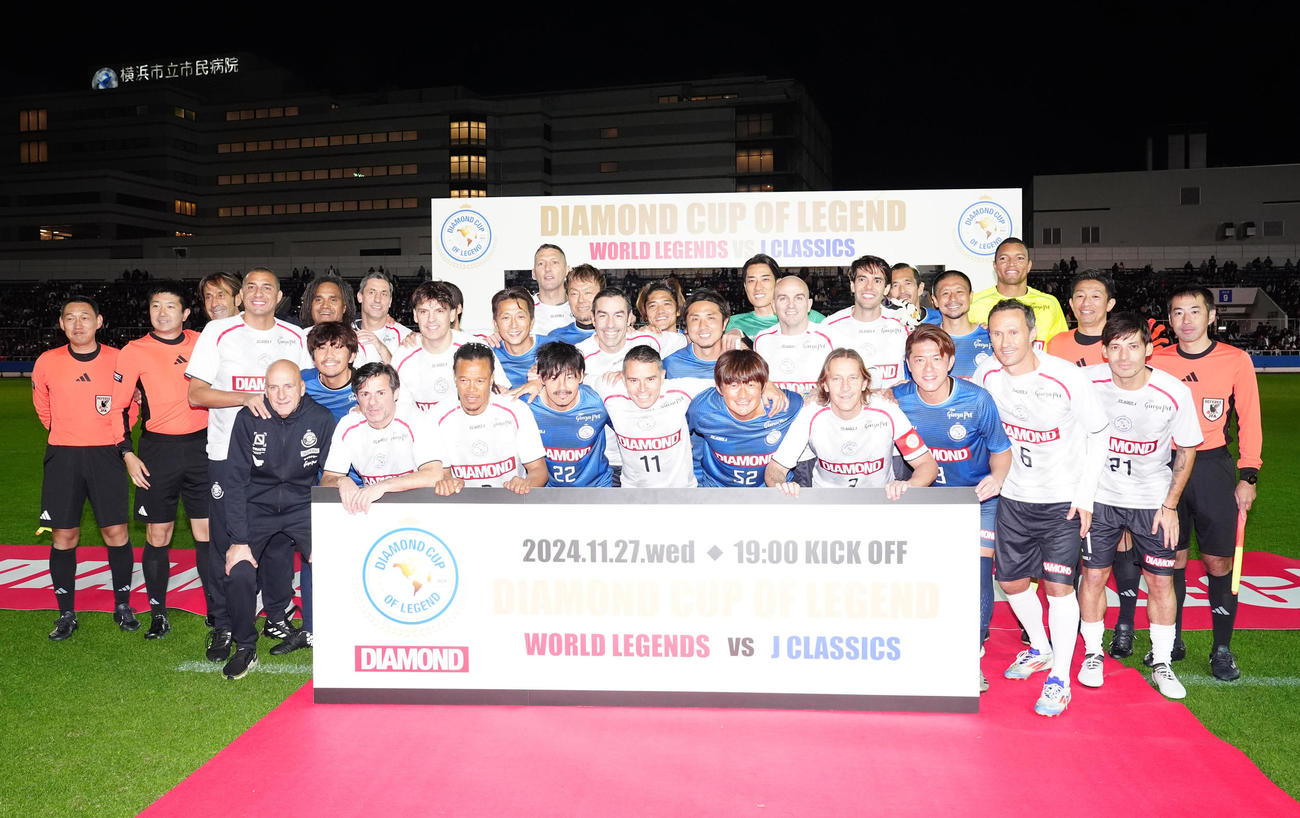 ワールドレジェンズ対Jクラシックス　試合前、写真に納まる選手たち（撮影・江口和貴）