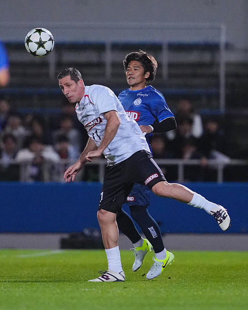 ワールドレジェンズ対Jクラシックス　前半、競り合うカプデビラ（左）と大久保（撮影・垰建太）