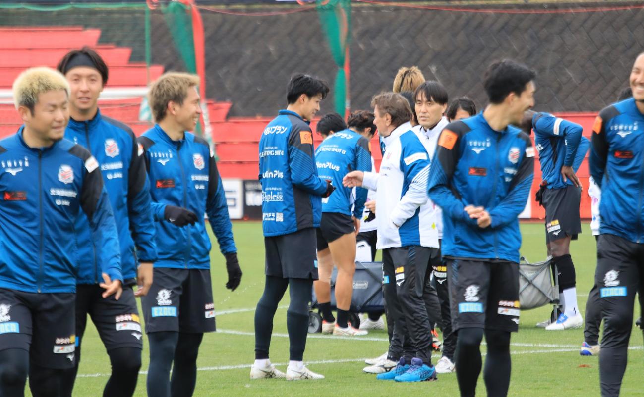 札幌高尾（左から4人目）は練習後、ペトロビッチ監督に声をかけられる（撮影・保坂果那）
