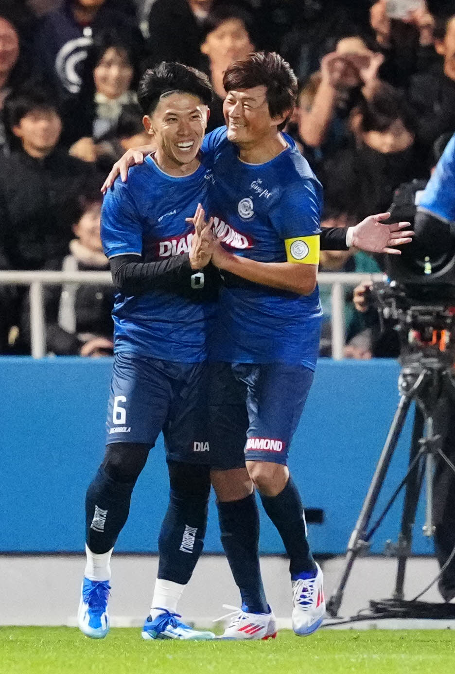ワールドレジェンズ対Jクラシックス　後半、ゴールを決め笑顔を見せる太田（左）。右は岩本（撮影・江口和貴）