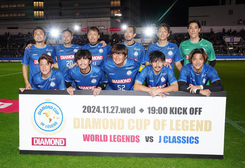 ワールドレジェンズ対Jクラシックス　試合前、写真に納まるJクラシックスの選手たち。前列左から田中隼磨、柏木陽介、岩本輝雄、松井大輔、大久保嘉人、後列左から那須大亮、坪井慶介、森岡隆三、久保竜彦、福西崇史、GK南雄太（撮影・江口和貴）