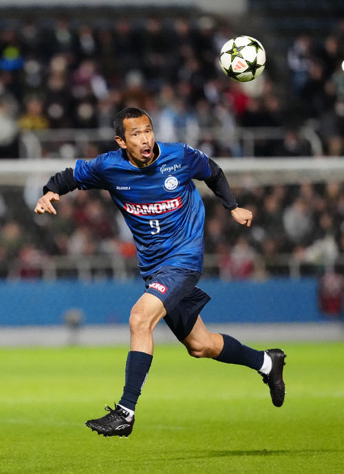 ワールドレジェンズ対Jクラシックス　前半、ヘディングする久保（撮影・江口和貴）