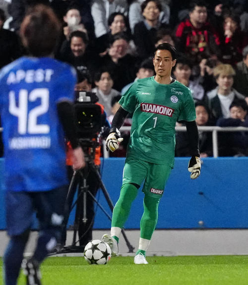 ワールドレジェンズ対Jクラシックス　前半、ボールをキープするGK南（撮影・江口和貴）