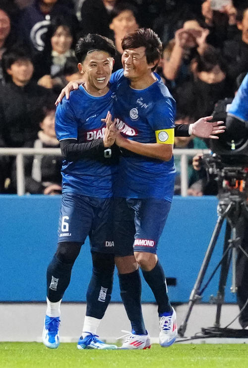 ワールドレジェンズ対Jクラシックス　後半、ゴールを決め笑顔を見せる太田（左）。右は岩本（撮影・江口和貴）