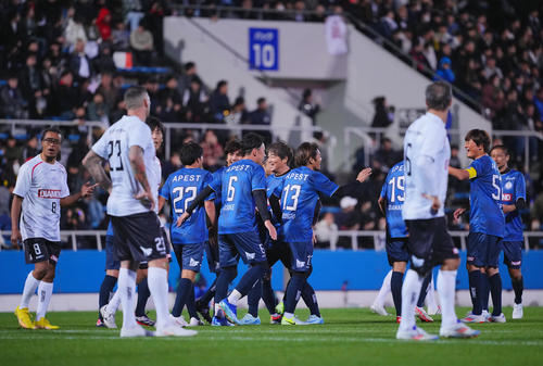 ワールドレジェンズ対Jクラシックス　後半、大久保嘉のゴールに盛り上がるJクラシックスの選手たち（撮影・垰建太）