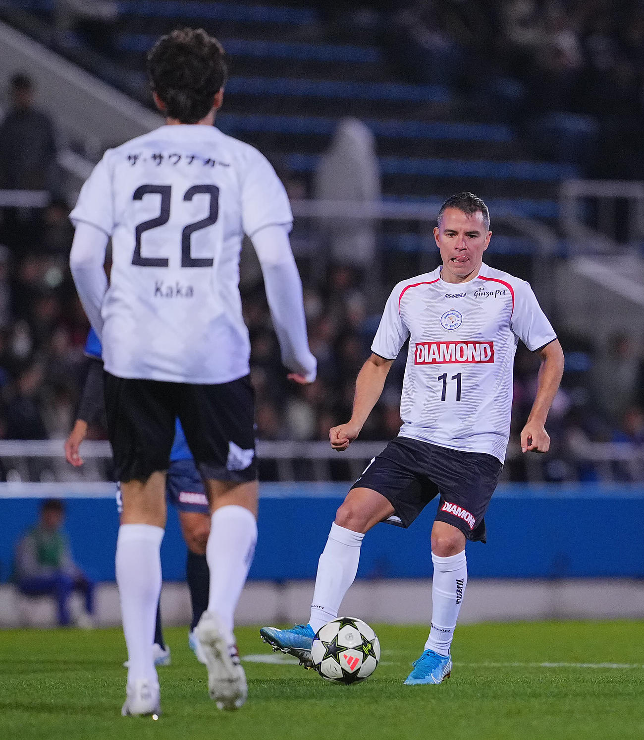 ワールドレジェンズ対Jクラシックス　後半、パスを出すサビオラ（撮影・垰建太）