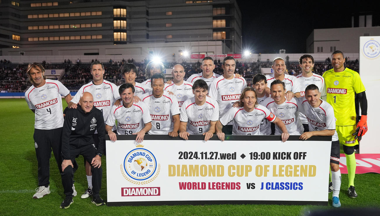 ワールドレジェンズ対Jクラシックス　試合前、集合写真に納まるワールドレジェンズの選手たち（撮影・垰建太）