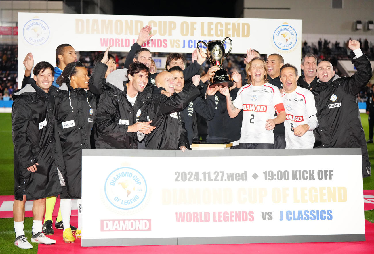 ワールドレジェンズ対Jクラシックス　勝利し喜ぶワールドレジェンズの選手たち（撮影・江口和貴）