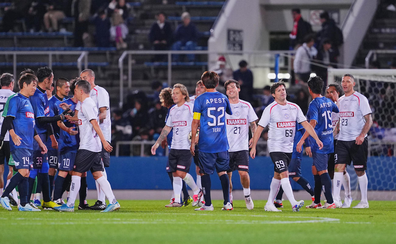 ワールドレジェンズ対Jクラシックス　試合後、健闘をたたえ合うダビド・シルバ（中央右）ら両チームの選手たち（撮影・垰建太）