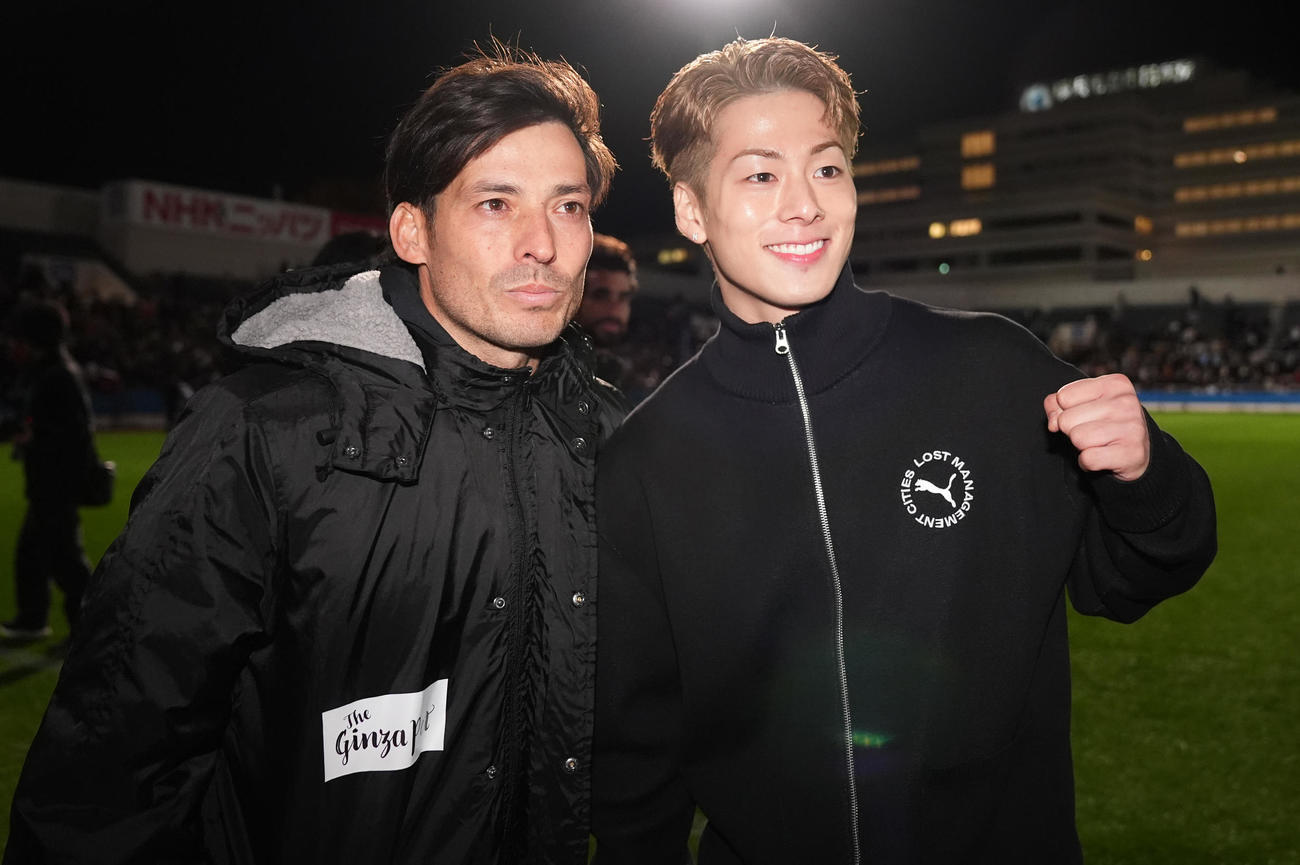 ワールドレジェンズ対Jクラシックス　試合後、三浦孝太（右）と写真に納まるダビド・シルバ（撮影・垰建太）