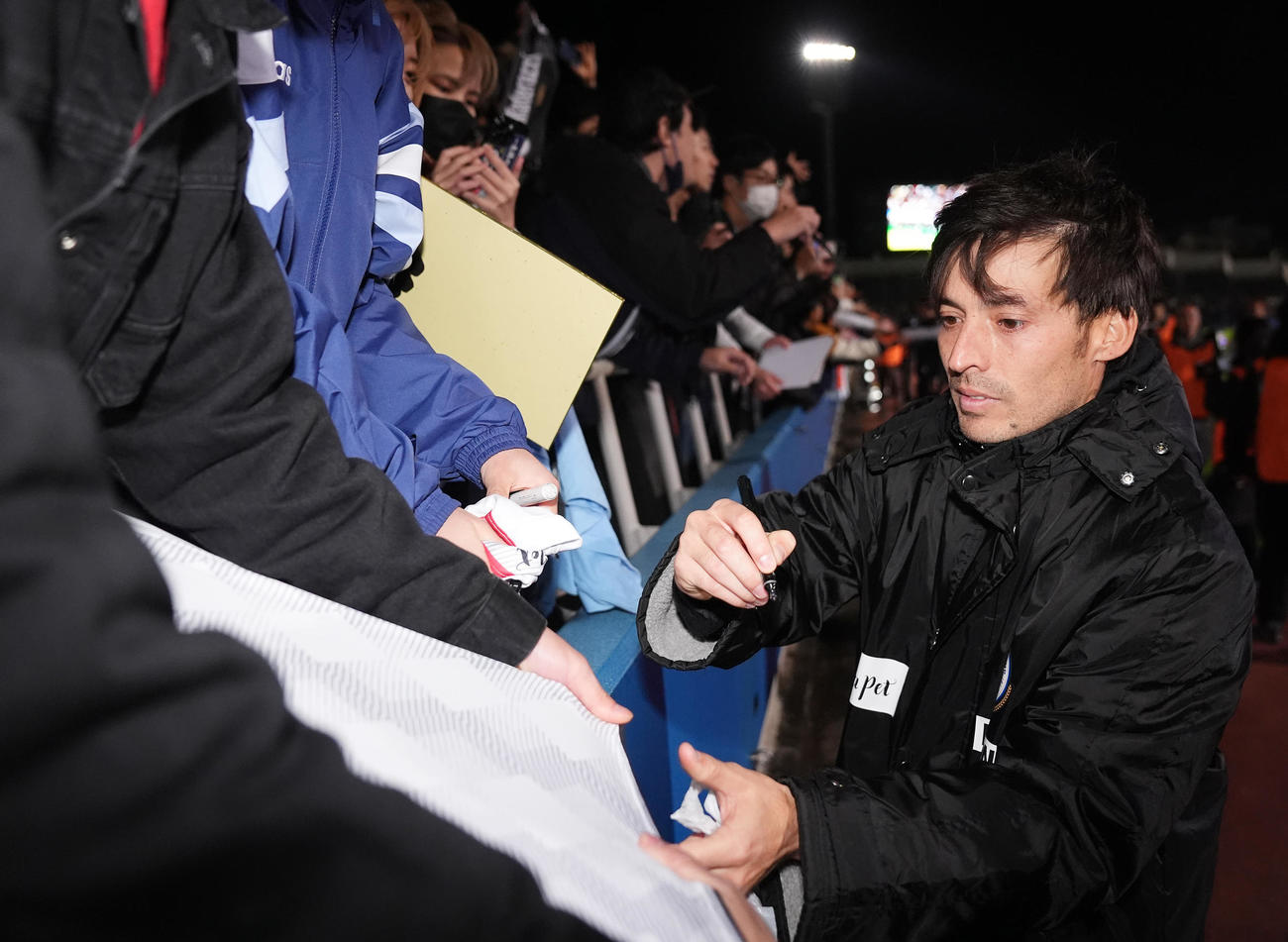ワールドレジェンズ対Jクラシックス　試合後、ファンと交流するダビド・シルバ（撮影・垰建太）