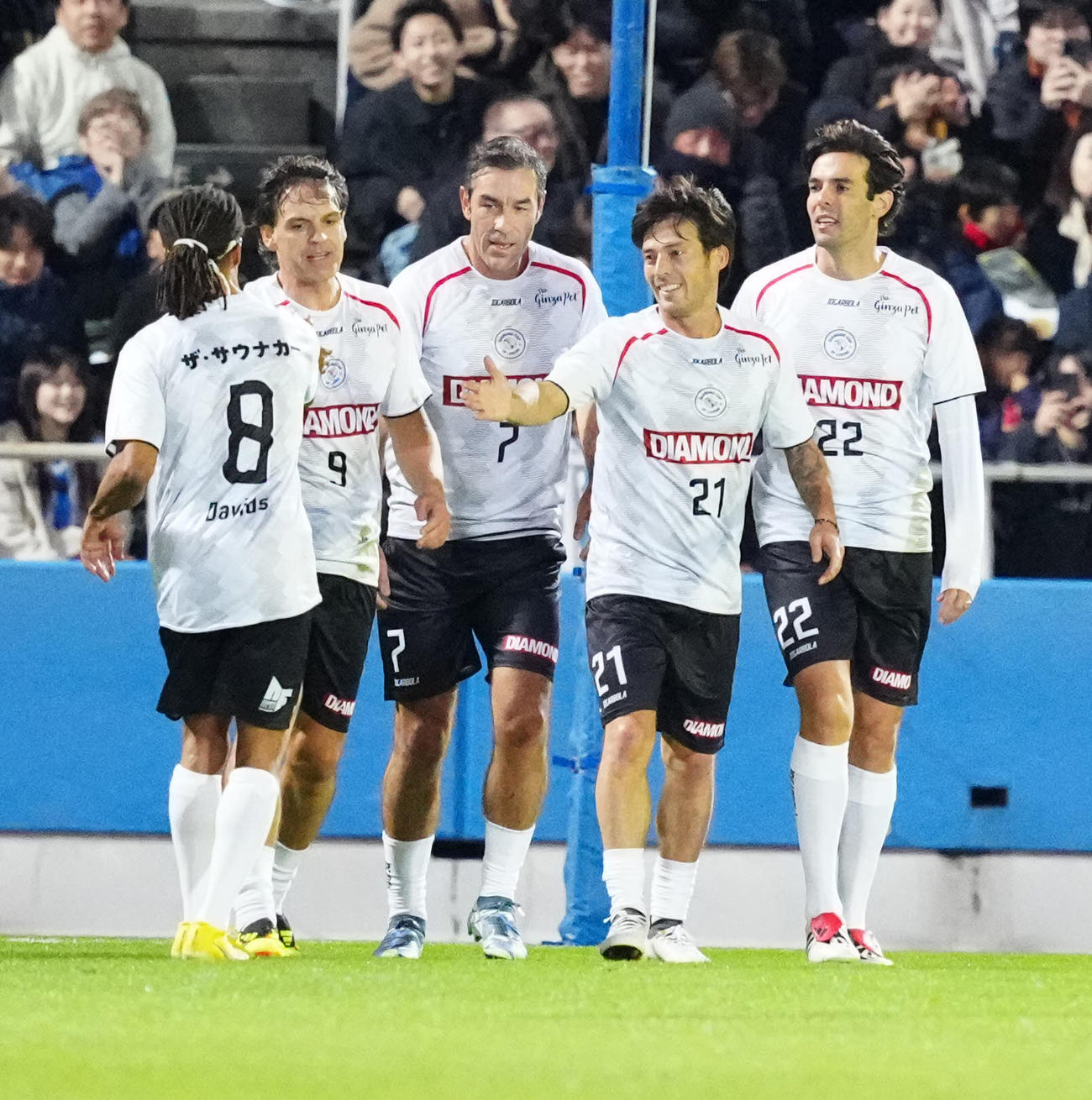 ワールドレジェンズ対Jクラシックス　前半、先制ゴールを決めたシルバ（左から4人目）（撮影・江口和貴）